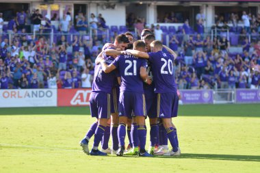 Orlando Magic oyuncusu Fournier, 25 Ekim 2018 tarihinde Orlando Florida 'daki Amway Center' da spor ceketlilere karşı gol atmaya çalıştı..  