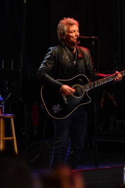 Şarkıcı Jon Bon Jovi, 5 Kasım 2016 'da St. Petersburg Florida' da Devlet Street Theater in Support of HIllary Clinton 'ın Başkan İhalesi' nde sahne alıyor.