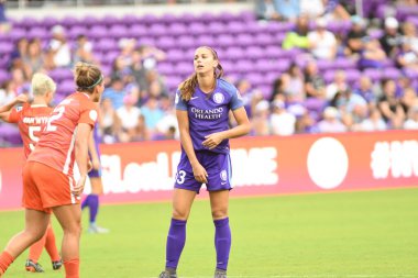 Orlando Pride, 22 Nisan 2018 'de Florida, Orlando' daki Exploria Stadyumu 'nda Houston Dash' e ev sahipliği yaptı..  