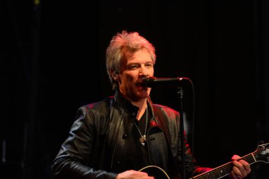 Şarkıcı Jon Bon Jovi, 5 Kasım 2016 'da St. Petersburg Florida' da Devlet Street Theater in Support of HIllary Clinton 'ın Başkan İhalesi' nde sahne alıyor.