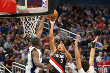 Portland Traillblazers oyuncusu CJ Mccollum # 3, Orlando Florida 'daki Amway Center' da 2 Mart 2020 tarihinde oynanan maç sırasında turnikeye katılma girişiminde bulundu..  