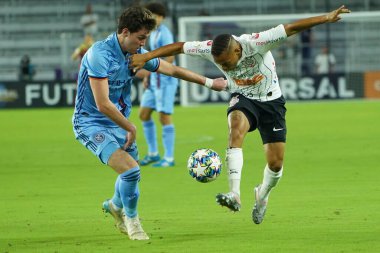 Corinthian Player Souza Janderson ve NYC FC oyuncusu Joe Scally 15 Ocak 2020 Çarşamba günü Orlando Florida 'daki Exploria Stadyumu' nda maç yapıyorlar..  