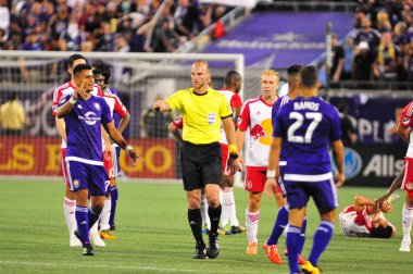 Orlando City SC, 6 Mayıs 2016 'da Orlando Florida' daki Dünya Kampı Stadyumu 'nda New York Red Bulls' a ev sahipliği yaptı..  