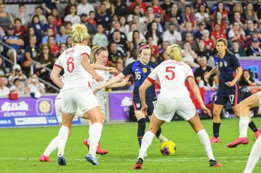 USWNT oyuncusu Rose Lavelle, 5 Mart 2020 tarihinde Orlando Florida 'daki Exploria Stadyumu' nda düzenlenen 2020 SheBelieves Kupası sırasında İngiliz oyuncularla çevrilidir..  