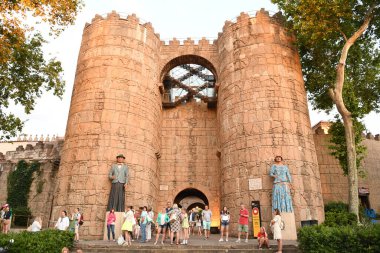 Kale girişini görmek, turistler için eğlence.