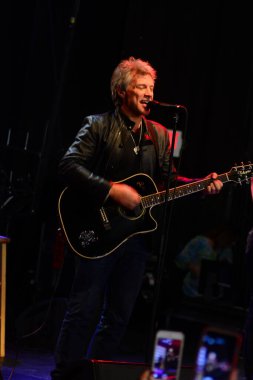 Şarkıcı Jon Bon Jovi, 5 Kasım 2016 'da St. Petersburg Florida' da Devlet Street Theater in Support of HIllary Clinton 'ın Başkan İhalesi' nde sahne alıyor.