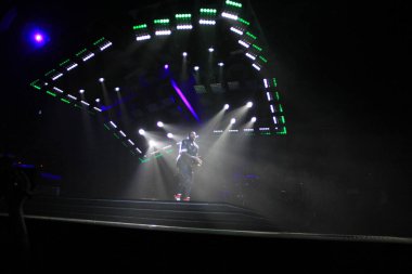 R & B Şarkıcısı Usher 12 Aralık 2014 'te Orlando Florida' daki Amway Center 'da sahne alacak..  