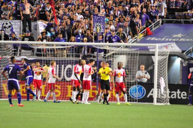 Orlando City SC, 6 Mayıs 2016 'da Orlando Florida' daki Dünya Kampı Stadyumu 'nda New York Red Bulls' a ev sahipliği yaptı..  
