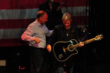 Şarkıcı Jon Bon Jovi, 5 Kasım 2016 'da St. Petersburg Florida' da Devlet Street Theater in Support of HIllary Clinton 'ın Başkan İhalesi' nde sahne alıyor.