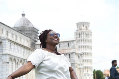 İtalya 'da turistik bir yer, Pisa' nın eğimli kulesi