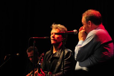 Şarkıcı Jon Bon Jovi, 5 Kasım 2016 'da St. Petersburg Florida' da Devlet Street Theater in Support of HIllary Clinton 'ın Başkan İhalesi' nde sahne alıyor.