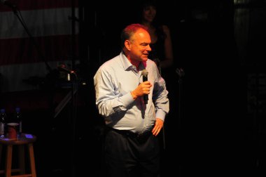 Şarkıcı Jon Bon Jovi, 5 Kasım 2016 'da St. Petersburg Florida' da Devlet Street Theater in Support of HIllary Clinton 'ın Başkan İhalesi' nde sahne alıyor.