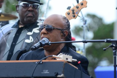 Stevie Wonder, Başkan Barack Obama 'nın 6 Kasım 2016' da Kissimmee Florida 'da başkanlık adaylığını destekleyen mitinginde performans sergiliyor..
