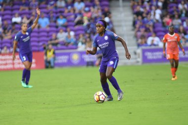 Orlando Pride, 22 Nisan 2018 'de Florida, Orlando' daki Exploria Stadyumu 'nda Houston Dash' e ev sahipliği yaptı..  