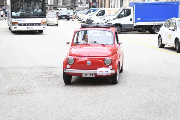 Vista Sulla Vecchia Graziosa Piccola Auto Italiana — Foto Stock