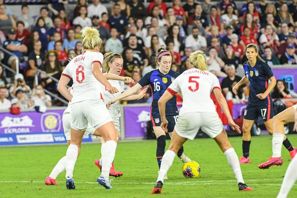 USWNT oyuncusu Rose Lavelle, 5 Mart 2020 tarihinde Orlando Florida 'daki Exploria Stadyumu' nda düzenlenen 2020 SheBelieves Kupası sırasında İngiliz oyuncularla çevrilidir..  