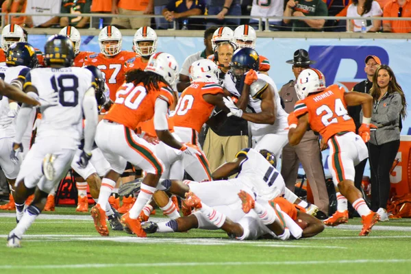 Západní Virginia Mountaineers Čelí Miami Hurricanes Během 71St Russell Bowl — Stock fotografie