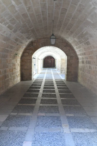 Kalenin kemerleriyle eski koridora bak.