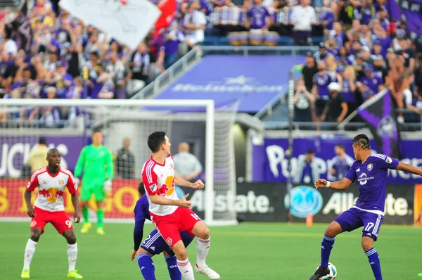 Orlando City SC, 6 Mayıs 2016 'da Orlando Florida' daki Dünya Kampı Stadyumu 'nda New York Red Bulls' a ev sahipliği yaptı..  