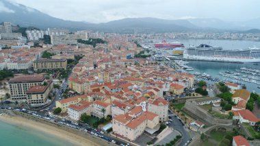 Güzel bir kıyı şeridi manzarası var. 