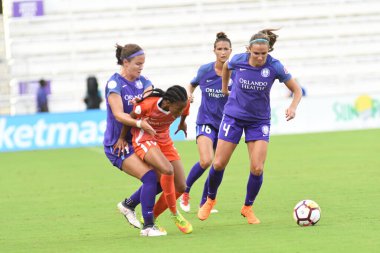 Orlando Pride, 22 Nisan 2018 'de Florida, Orlando' daki Exploria Stadyumu 'nda Houston Dash' e ev sahipliği yaptı.. 