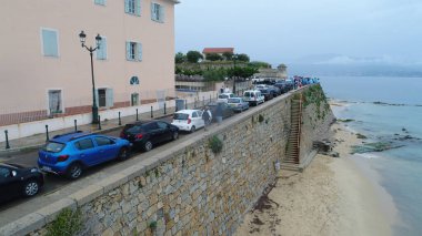 Sahili olan bir sahil şehri manzarası