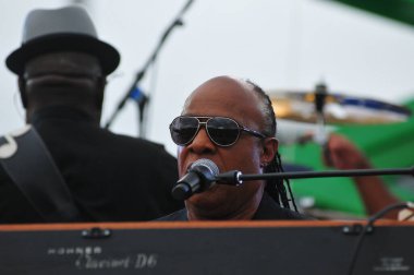Stevie Wonder, Başkan Barack Obama 'nın 6 Kasım 2016' da Kissimmee Florida 'da başkanlık adaylığını destekleyen mitinginde performans sergiliyor..