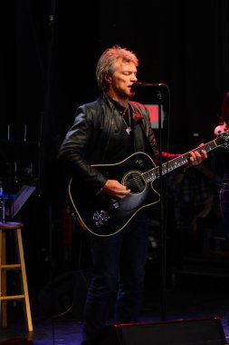 Şarkıcı Jon Bon Jovi, 5 Kasım 2016 'da St. Petersburg Florida' da Devlet Street Theater in Support of HIllary Clinton 'ın Başkan İhalesi' nde sahne alıyor.
