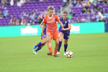 Orlando Pride, 22 Nisan 2018 'de Florida, Orlando' daki Exploria Stadyumu 'nda Houston Dash' e ev sahipliği yaptı..  
