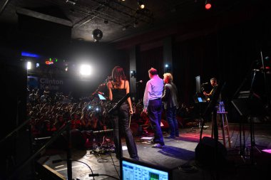 Şarkıcı Jon Bon Jovi, 5 Kasım 2016 'da St. Petersburg Florida' da Devlet Street Theater in Support of HIllary Clinton 'ın Başkan İhalesi' nde sahne alıyor.