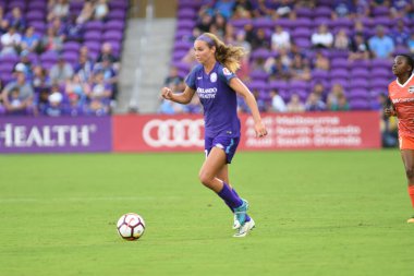 Orlando Pride, 22 Nisan 2018 'de Florida, Orlando' daki Exploria Stadyumu 'nda Houston Dash' e ev sahipliği yaptı..  