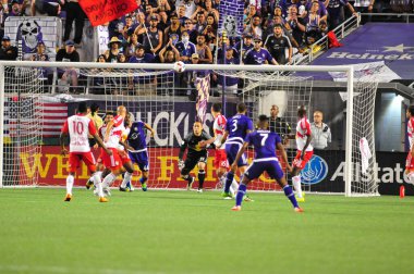 Orlando City SC, 6 Mayıs 2016 'da Orlando Florida' daki Dünya Kampı Stadyumu 'nda New York Red Bulls' a ev sahipliği yaptı..  