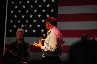 Şarkıcı Jon Bon Jovi, 5 Kasım 2016 'da St. Petersburg Florida' da Devlet Street Theater in Support of HIllary Clinton 'ın Başkan İhalesi' nde sahne alıyor.