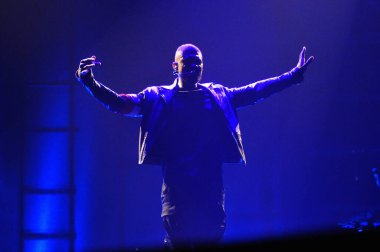 R & B Şarkıcısı Usher 12 Aralık 2015 'te Orlando Florida' daki Amway Center 'da sahne alacak.. 