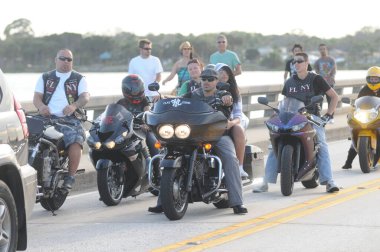 17 Mart 2012 'de Daytona Beach Florida' da düzenlenen geleneksel Bisiklet Haftası sırasında motorcular.