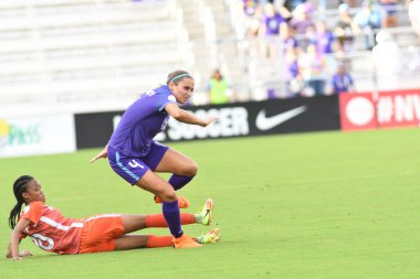 Orlando Pride, 22 Nisan 2018 'de Florida, Orlando' daki Exploria Stadyumu 'nda Houston Dash' e ev sahipliği yaptı.. 