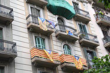 Barselona sokaklarındaki inşaat cephesinin görüntüsü 