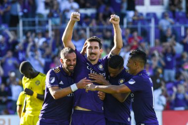 Orlando Magic oyuncusu Fournier, 25 Ekim 2018 tarihinde Orlando Florida 'daki Amway Center' da spor ceketlilere karşı gol atmaya çalıştı..  