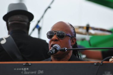 Stevie Wonder, Başkan Barack Obama 'nın 6 Kasım 2016' da Kissimmee Florida 'da başkanlık adaylığını destekleyen mitinginde performans sergiliyor..