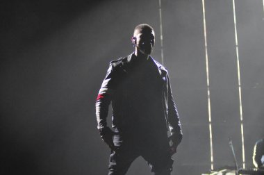 R & B Şarkıcısı Usher 12 Aralık 2014 'te Orlando Florida' daki Amway Center 'da sahne alacak..  
