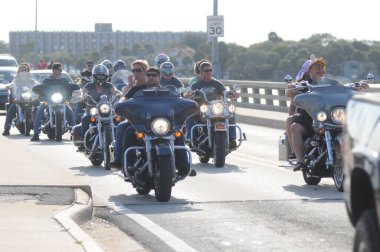 17 Mart 2012 'de Daytona Beach Florida' da düzenlenen geleneksel Bisiklet Haftası sırasında motorcular.