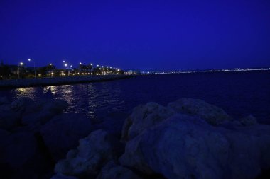 İskele ve şehir ışıklarının gece manzarası 