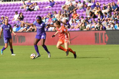 Orlando Pride, 22 Nisan 2018 'de Florida, Orlando' daki Exploria Stadyumu 'nda Houston Dash' e ev sahipliği yaptı..  