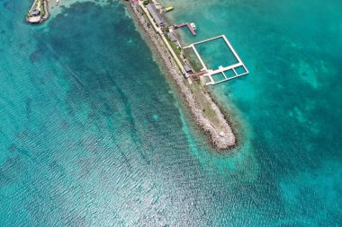 Yazın Ochos Rios Jamaica sahillerinin yakınındaki resifin güzel manzarası.