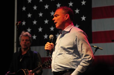 Şarkıcı Jon Bon Jovi, 5 Kasım 2016 'da St. Petersburg Florida' da Devlet Street Theater in Support of HIllary Clinton 'ın Başkan İhalesi' nde sahne alıyor.