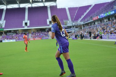 Orlando Pride, 22 Nisan 2018 'de Florida, Orlando' daki Exploria Stadyumu 'nda Houston Dash' e ev sahipliği yaptı..  
