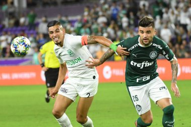 SE Palmeiras Player Zamblauskas Victor Luis ve Atleatico oyuncusu Munos (2) top için mücadele ediyorlar. 15 Ocak 2020 Çarşamba, Orlando Florida Exploria Stadyumu.  