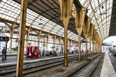 Tren istasyonunun içini göster 