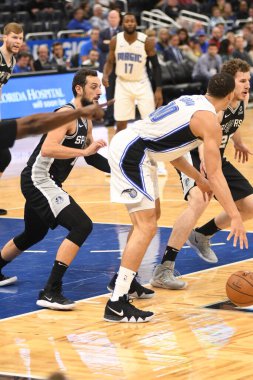 Orlando Magic, 19 Aralık 2018 tarihinde Orlando Florida 'daki Amway Center' da San Antonio Spurs 'a ev sahipliği yapmaktadır.