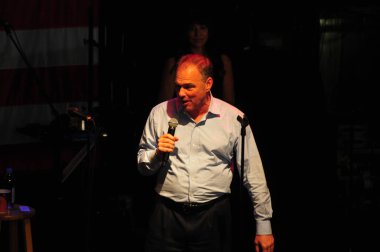 Şarkıcı Jon Bon Jovi, 5 Kasım 2016 'da St. Petersburg Florida' da Devlet Street Theater in Support of HIllary Clinton 'ın Başkan İhalesi' nde sahne alıyor.